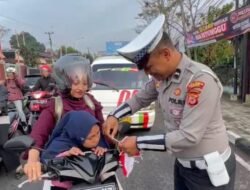 Polres Ciamis Bagikan Bendera Merah Putih, Warga Antusias Sambut HUT RI ke-80