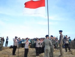 Pengibaran Bendera di Puncak Gunung Ciremai, Polda Jabar Rayakan HUT RI ke-80