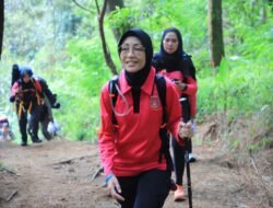 Ketua Bhayangkari Jabar Tembus Puncak Gunung Ciremai, Dijuluki Srikandi Gunung