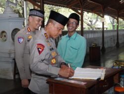Kapolda Jabar Ziarah ke Makam Sunan Gunung Jati, Ingatkan Polisi Harus Punya Landasan Spiritual