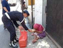 Jumat Berkah, Sat Brimob Polda Jabar Bagikan 300 Makanan Gratis di Bandung dan Sumedang