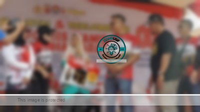 Langkah Tertatih Marni Menuju Panggung, Hadiah Umroh dari Polres Ciamis Bikin Haru Ribuan Warga