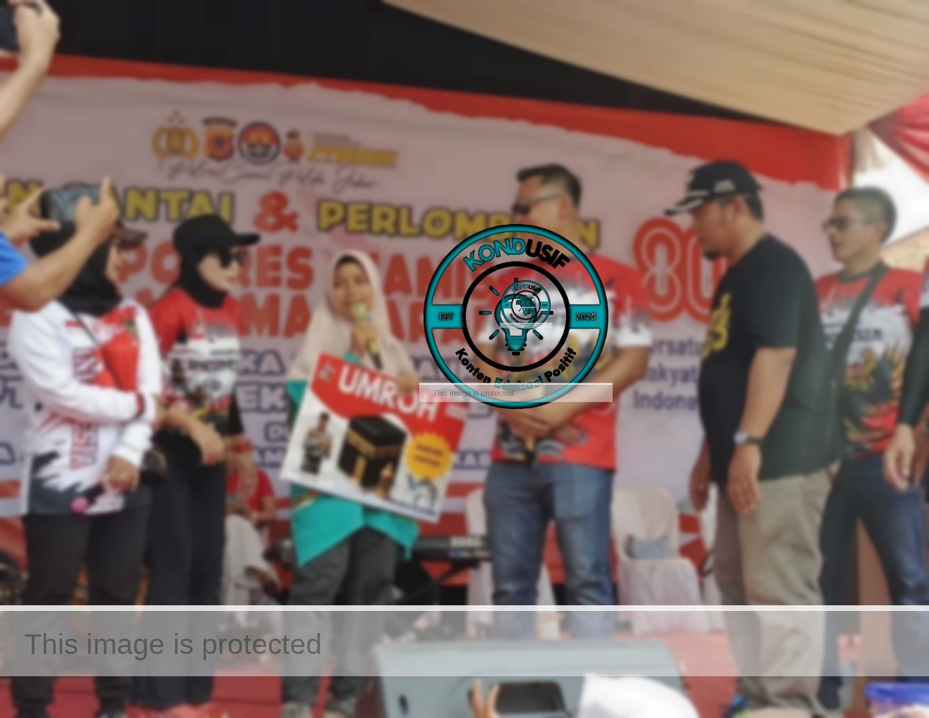 Bu Marni Dusun Cimanggu, Desa Jalatrang Ciamis mendapat doorprize umroh gratis jalan santai bersama Polres Ciamis