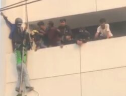 Evakuasi Dramatis di Demo Kwitang, Marinir dan Ojol Selamatkan Korban Terjebak Api