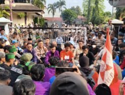 Sidang Rakyat di Depan Gedung DPRD, Mahasiswa Ciamis Kritik DPR