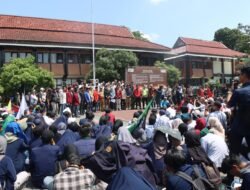 Kapolres Garut Duduk Bersila Bersama Mahasiswa, Demo Berubah Jadi Dialog Terbuka