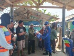 Cegah Kecelakaan Laut, Satpolairud Polres Garut Bagikan Pelampung Demi Keselamatan Nelayan