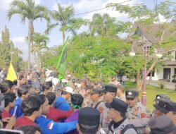 Bikin Kagum, Aksi Mahasiswa Ciamis Terhenti Sejenak Hormati Adzan