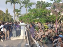 Dialog Terbuka di Tengah Aksi, Bupati dan Ketua DPRD Temui Mahasiswa Ciamis