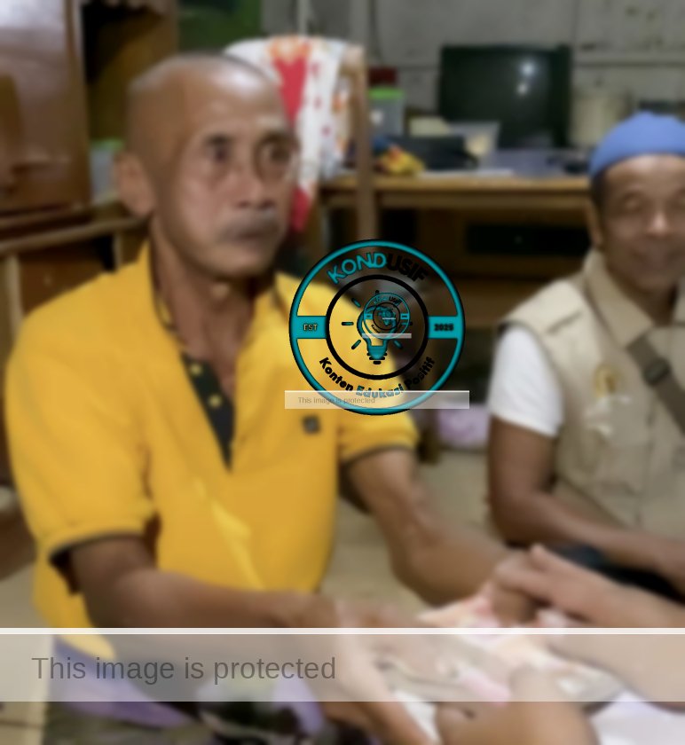 Dadang Sutisna saat menerima bantuan dari Bupati Herdiat (Foto: Istimewa)