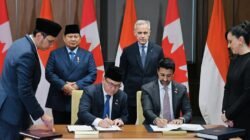 Presiden Prabowo Subianto, saat menyaksikan langsung penandatanganan kesepakatan bersama Perdana Menteri Kanada Mark Carney (Foto: BPMI Setpres)