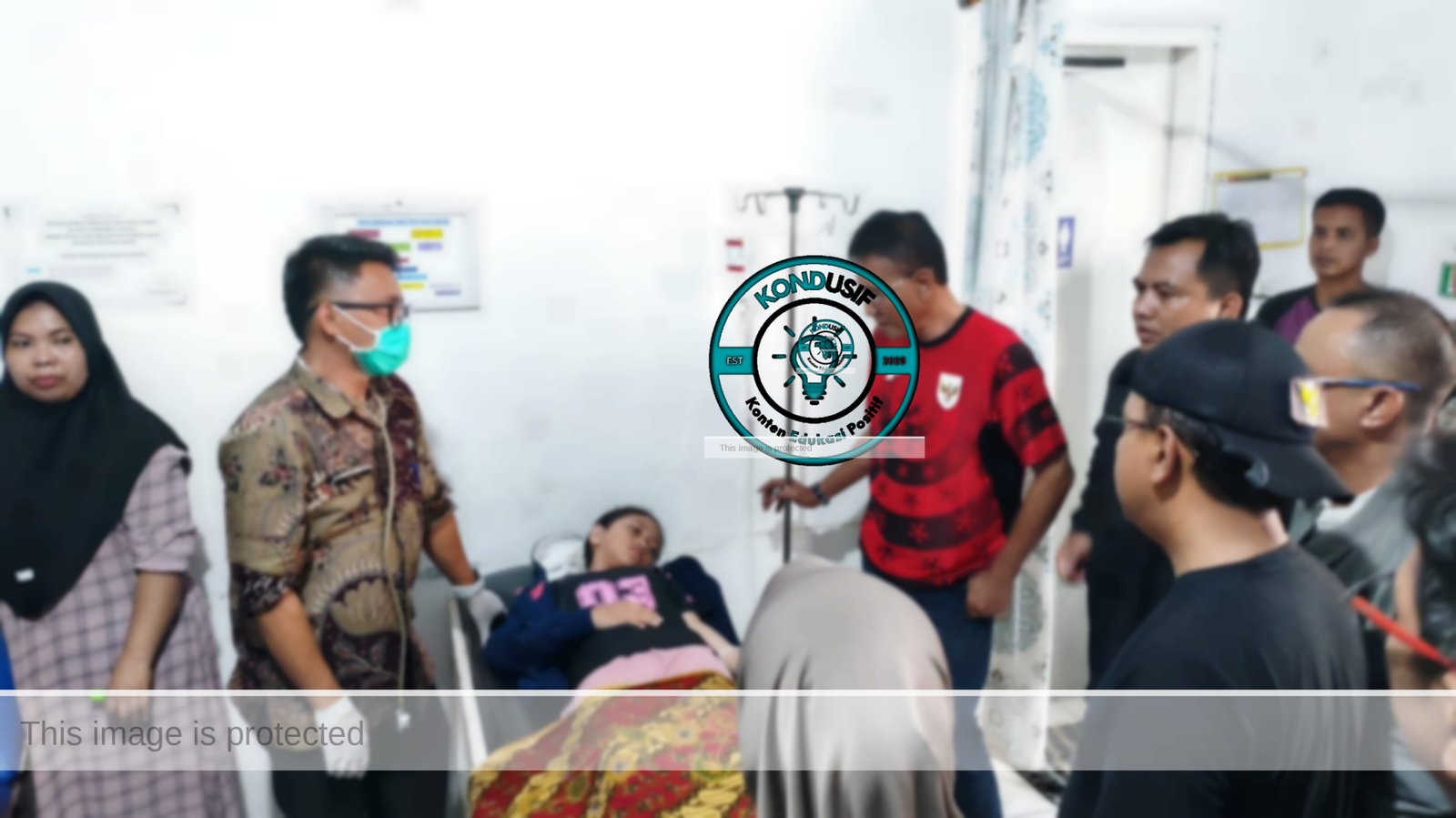 Bupati Ciamis saat menjenguk siswa di Puskesmas Kawali