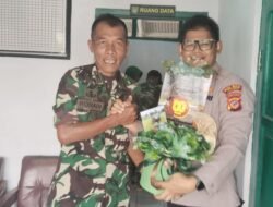 Kapolsek Cihaurbeuti Beri Ucapan dan Tumpeng ke Koramil, Rayakan HUT ke-80 TNI