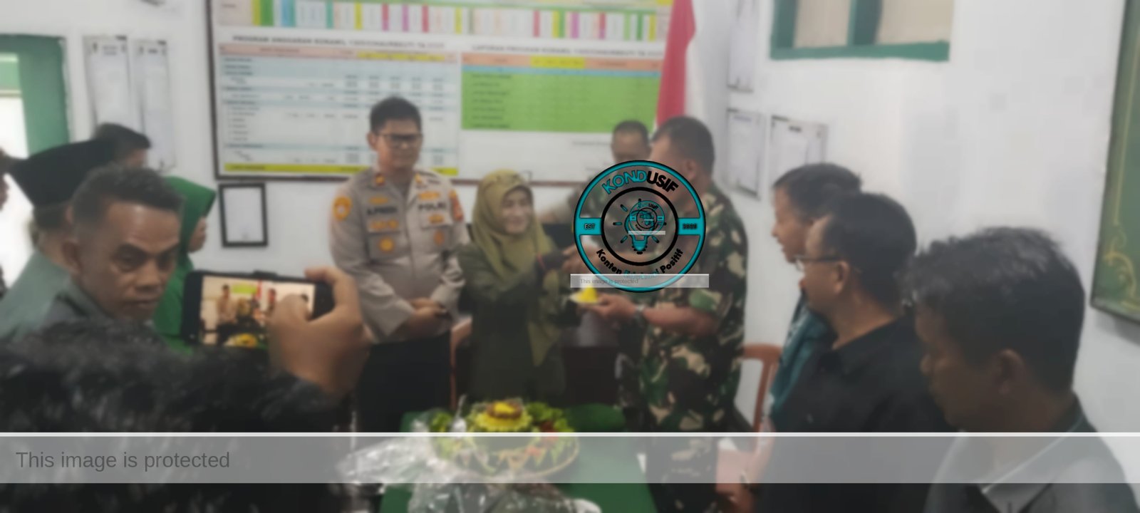 Proses pemotongan tumpeng Polsek Cihaurbeuti dan Koramil di HUT ke-80 TNI