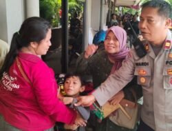 Polisi Sigap Temukan Anak-Anak yang Terpisah Saat Perayaan HUT ke-80 TNI di Monas