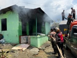 Personel Polri dan TNI Bahu Membahu Padamkan Api di Kompleks Kodam Lama Jayapura