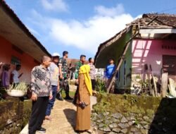 Tak Kuat Menahan Beban Genteng, Rumah Warga Sukamaju Ambruk