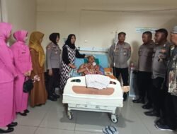 Kapolsek Kawali dan Bhayangkari Jenguk Anggota yang Sakit, Tunjukkan Solidaritas Polri