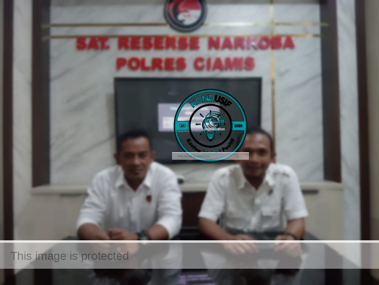 IPDA Asep Nanang, Kaurbinops (kiri), Bripka Iwan Fauzi, Kanit III Satnarkoba (kanan) 