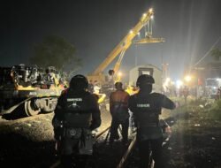 Brimob Gerak Cepat Amankan Lokasi Anjloknya KA Purwojaya di Bekasi