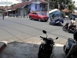 Minibus Isuzu Elf Terguling di Simpang Stasiun Ciamis, Diduga Hindari Mobil Lain