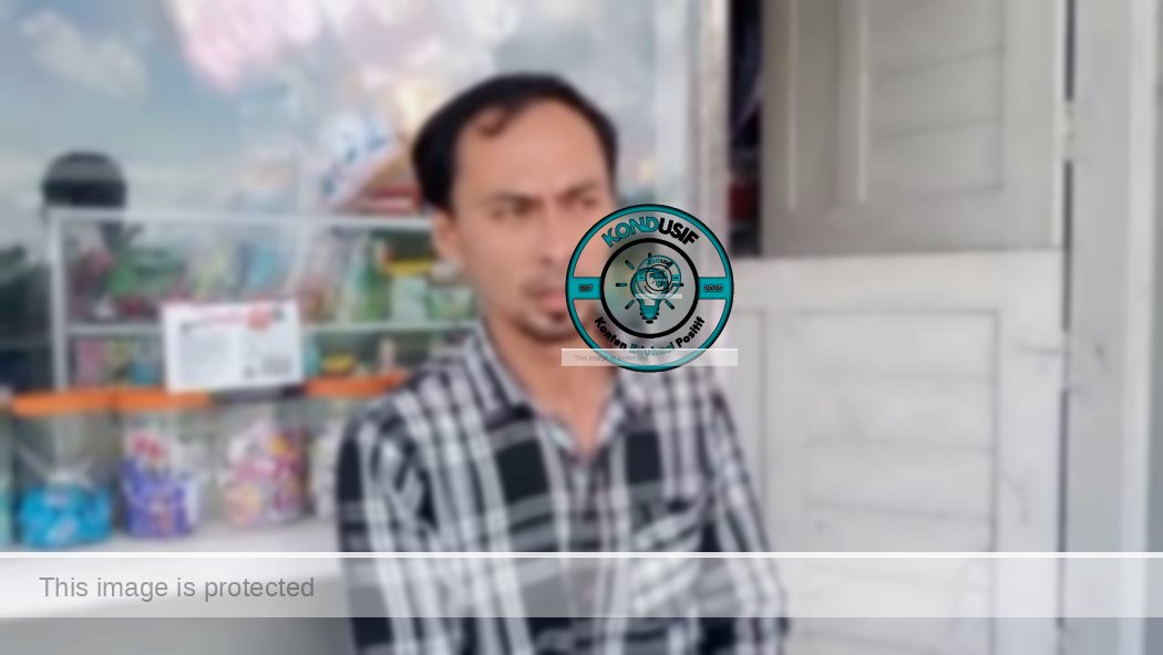 Lili (32) pemilik warung