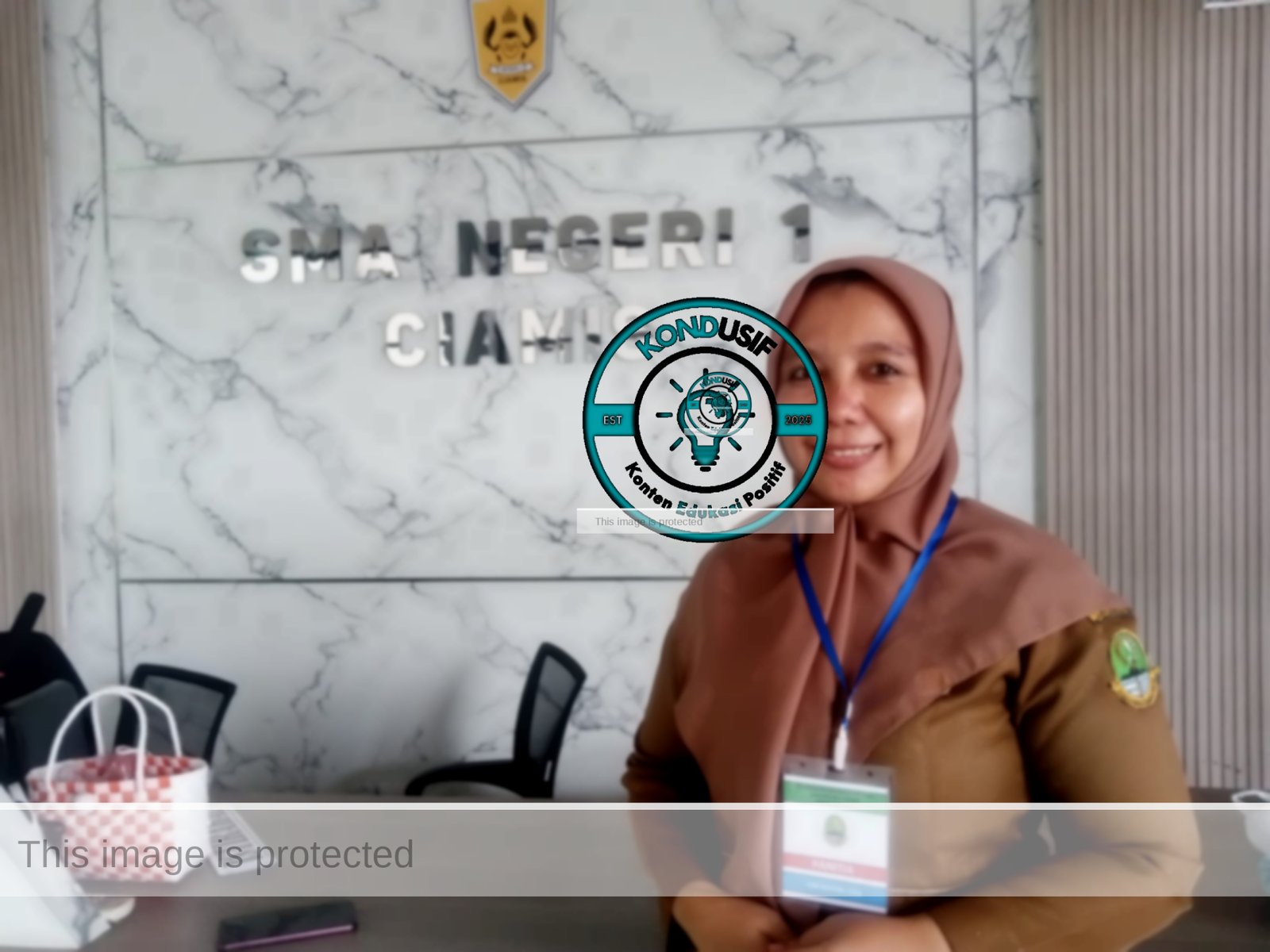 Yeni Rostini S.Pd sebagai guru BK sekaligus panitia TKA SMAN 1 Ciamis