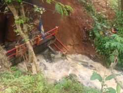 Longsor di Cipaku Putus Akses Jalan, Warga dan Petugas Bergerak Cepat Amankan Lokasi