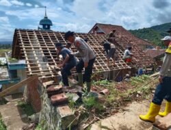 Gotong Royong Warga Panjalu Bersihkan Material Longsor di Sandingtaman