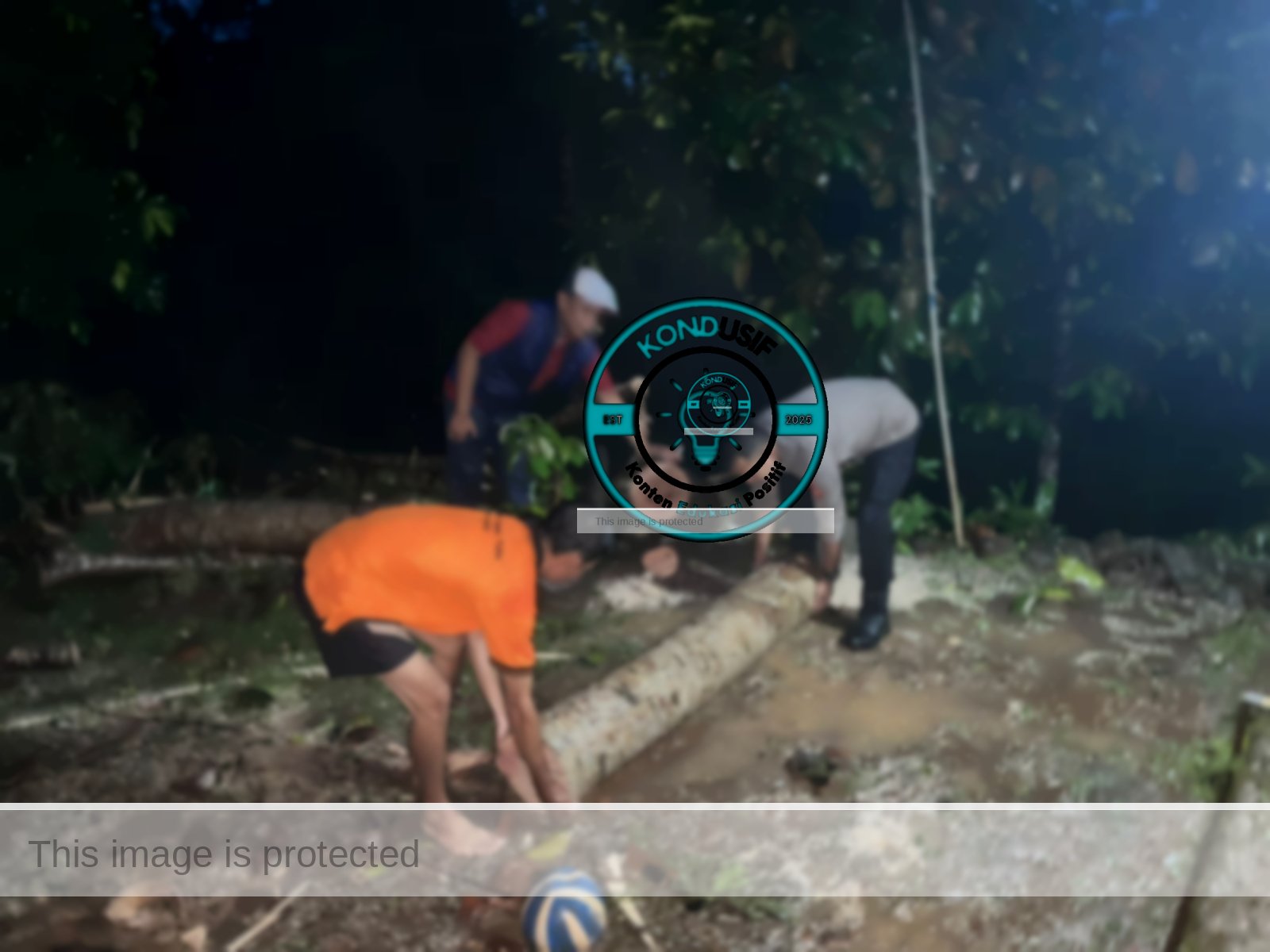 Angin kencang di Rancah, rumah warga tertimpa pohon