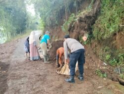Polsek Cihaurbeuti dan Warga Bersihkan Material Longsor di Dusun Buniasih Landeuh