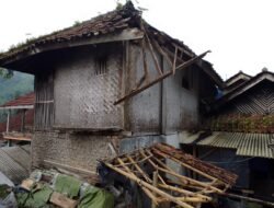 Atap Rumah Warga Cihaurbeuti Ambruk Diterpa Hujan Deras dan Angin Kencang
