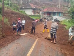 Tanah Longsor di Buana Mekar, Polsek Panumbangan Cepat Tanggap Evakuasi Material
