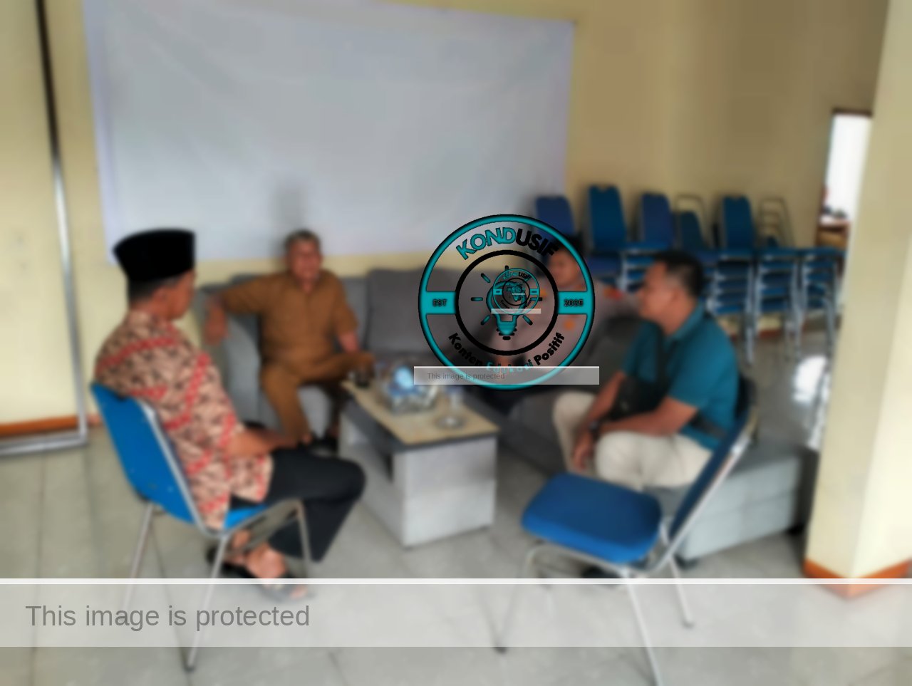 Kapolsek Cihaurbeuti Polres Ciamis IPTU Agus Fredi Muharom melaksanakan sambang dan silaturahmi dengan Kepala Desa Cihaurbeuti, Ulo Saepuloh