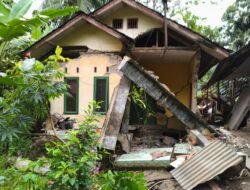 Polsek Pamarican Bergerak Cepat Tangani Longsor Margajaya, Tiga Rumah Terisolasi