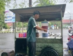 Musim Hujan, Toke Si Penjual Es Kelapa di Ciamis Harus Putar Otak Bertahan