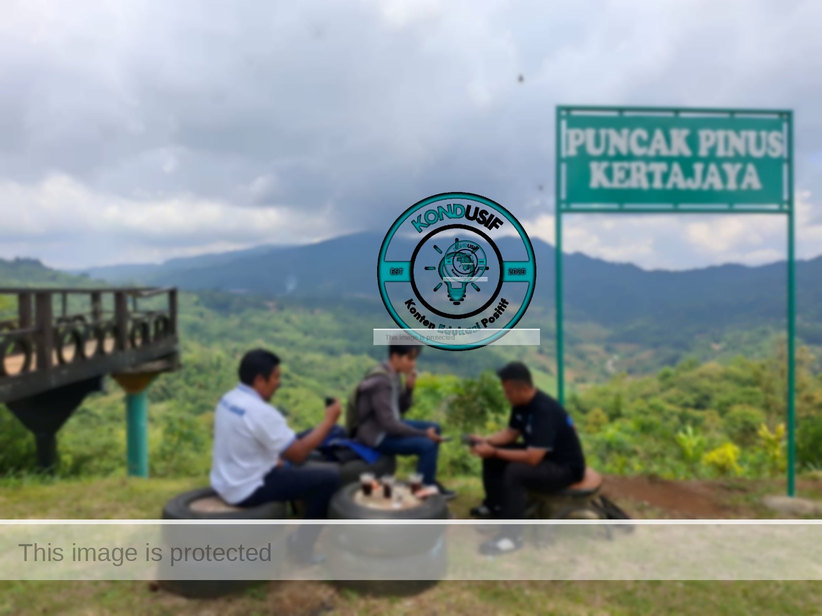 Wisatawan saat menikmati suasana asri di Puncak Pinus Kertajaya 