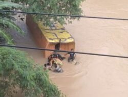 Truk Pengangkut Paket Alami Kecelakaan di Jembatan Lama Cimuntur, Sopir Dirujuk ke RSOP
