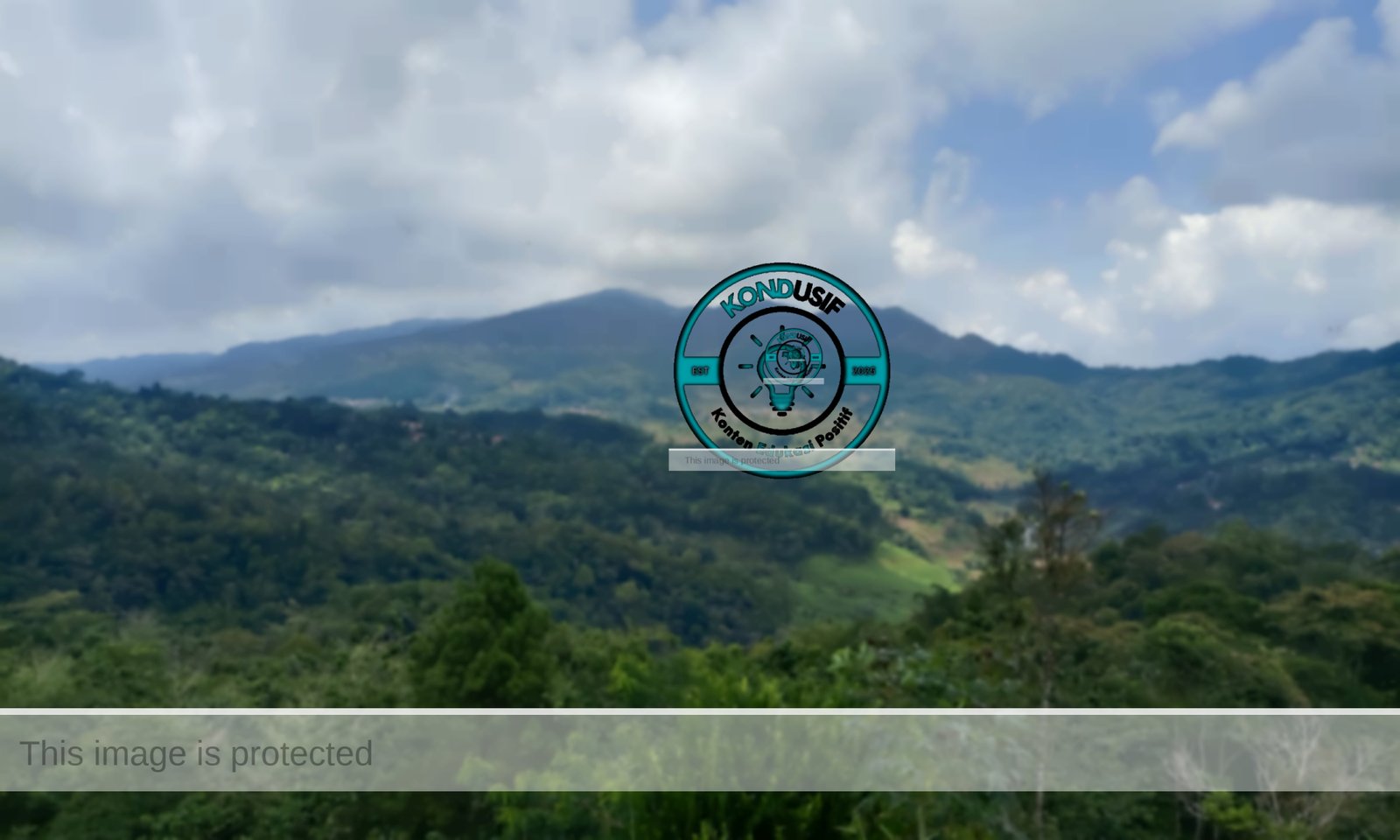 View gunung Ciremai di tempat wisata Puncak Pinus Kertajaya, Panawangan, Kabupaten Ciamis, (foto: Fauza/kondusif.com)