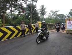 Polsek Cipaku Siaga di Jembatan Bailey Cikaleho, Pastikan Arus Lalin Tetap Lancar