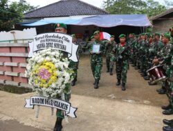 Tutup Pengabdian Sang Prajurit, Dandim 0613/Ciamis Pimpin Upacara Pemakaman Militer Serma Dede