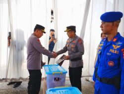 Kapolri Salurkan Bantuan bagi Anggota Polri Terdampak Bencana di Sumbar