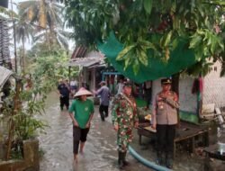 Hujan Deras Rendam Pemukiman di Ciherang Ciamis, Personel Polsek Banjarsari Terjang Banjir Bantu Evakuasi