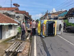 Truk Box Terguling Tabrak Dua Mobil di Cihaurbeuti