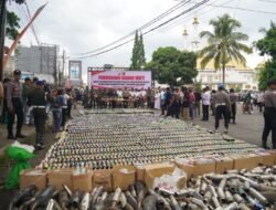 Jelang Tahun Baru, Polres Tasikmalaya Kota Musnahkan Ribuan Botol Miras dan Knalpot Brong