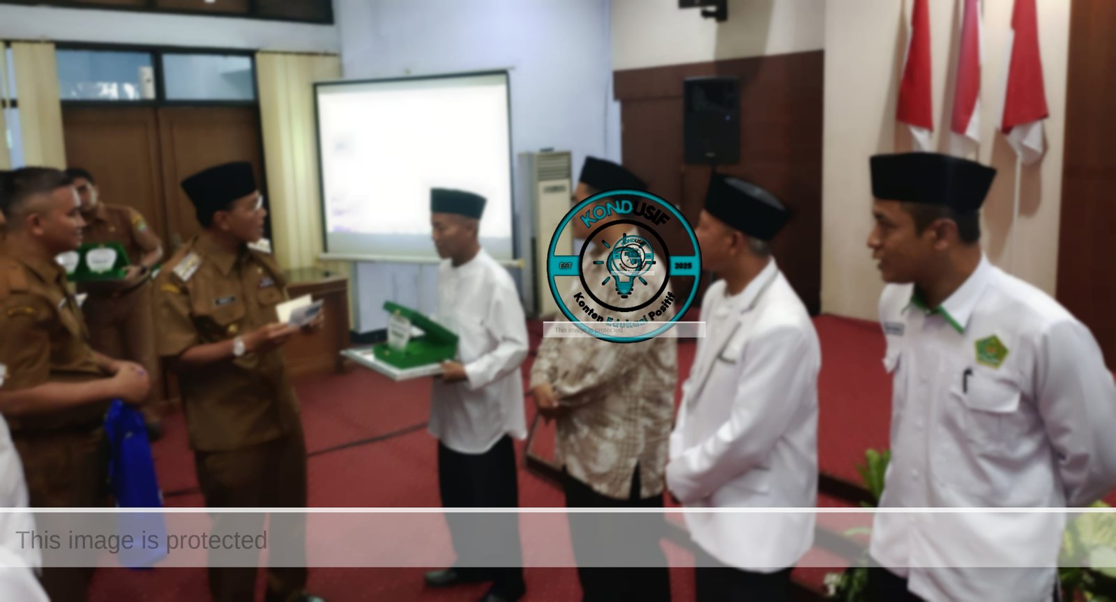 Ketua DKM Al-Khoeriyah, Ending Zahrudin saat menerima penghargaan dari Bupati Ciamis, Herdiat Sunarya