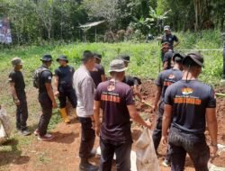 ​Wujud Bakti Untuk Negeri, Polsek Cijeungjing dan Brimob Bahu-Membahu Bangun Mushola