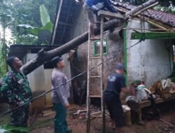 Gerak Cepat Polsek Ciamis: Bantu Evakuasi Rumah Warga Bendasari yang Tertimpa Pohon Tumbang