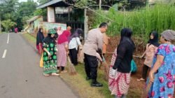 Perkuat Sinergi, Polsek Sukadana Terjun Langsung dalam Gotong Royong Warga Bersihkan Jalan Desa