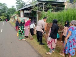 Perkuat Sinergi, Polsek Sukadana Terjun Langsung dalam Gotong Royong Warga Bersihkan Jalan Desa
